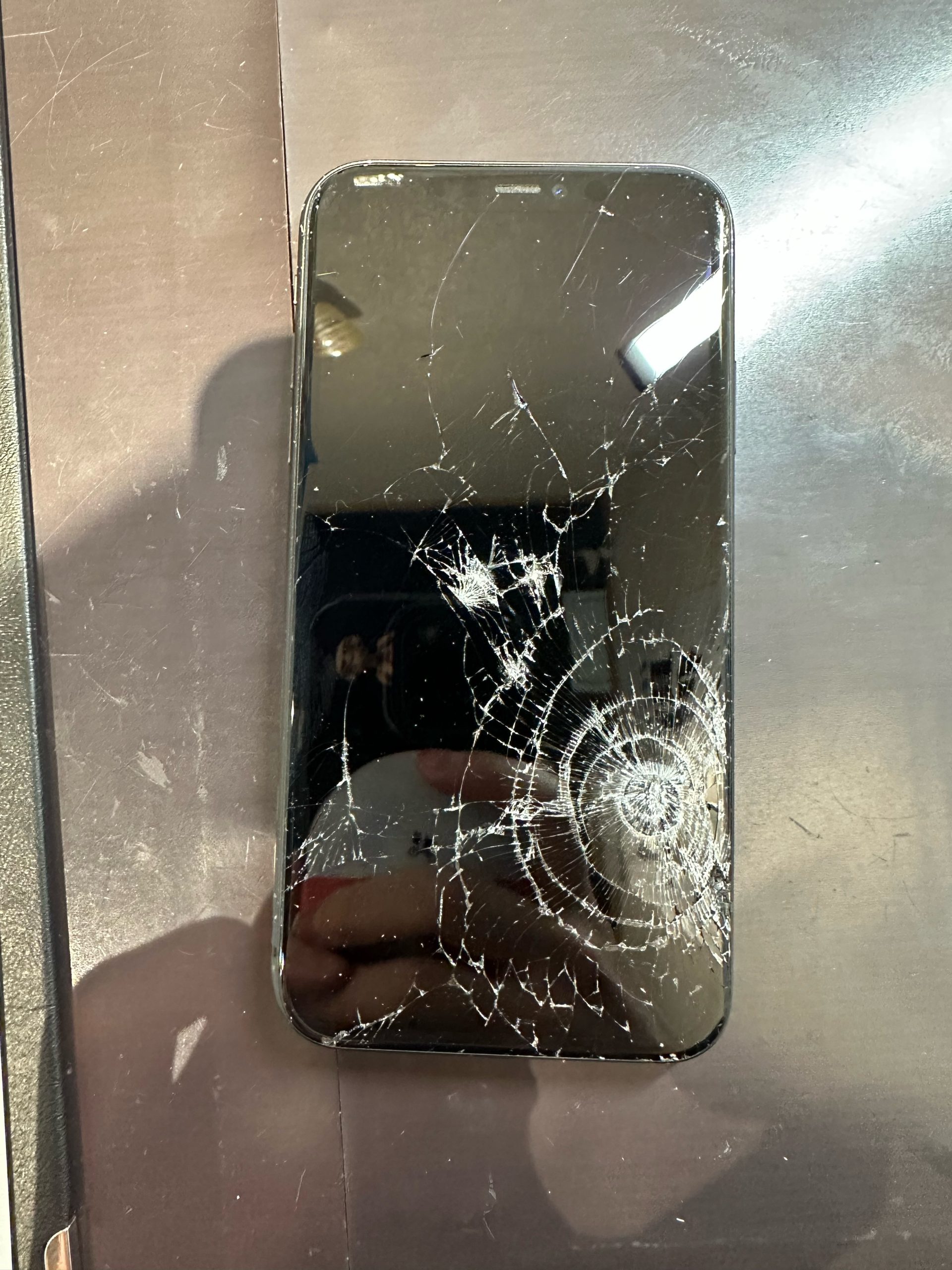 スマートフォンの画面が割れたらどうなる？画面保護の必要性とその方法