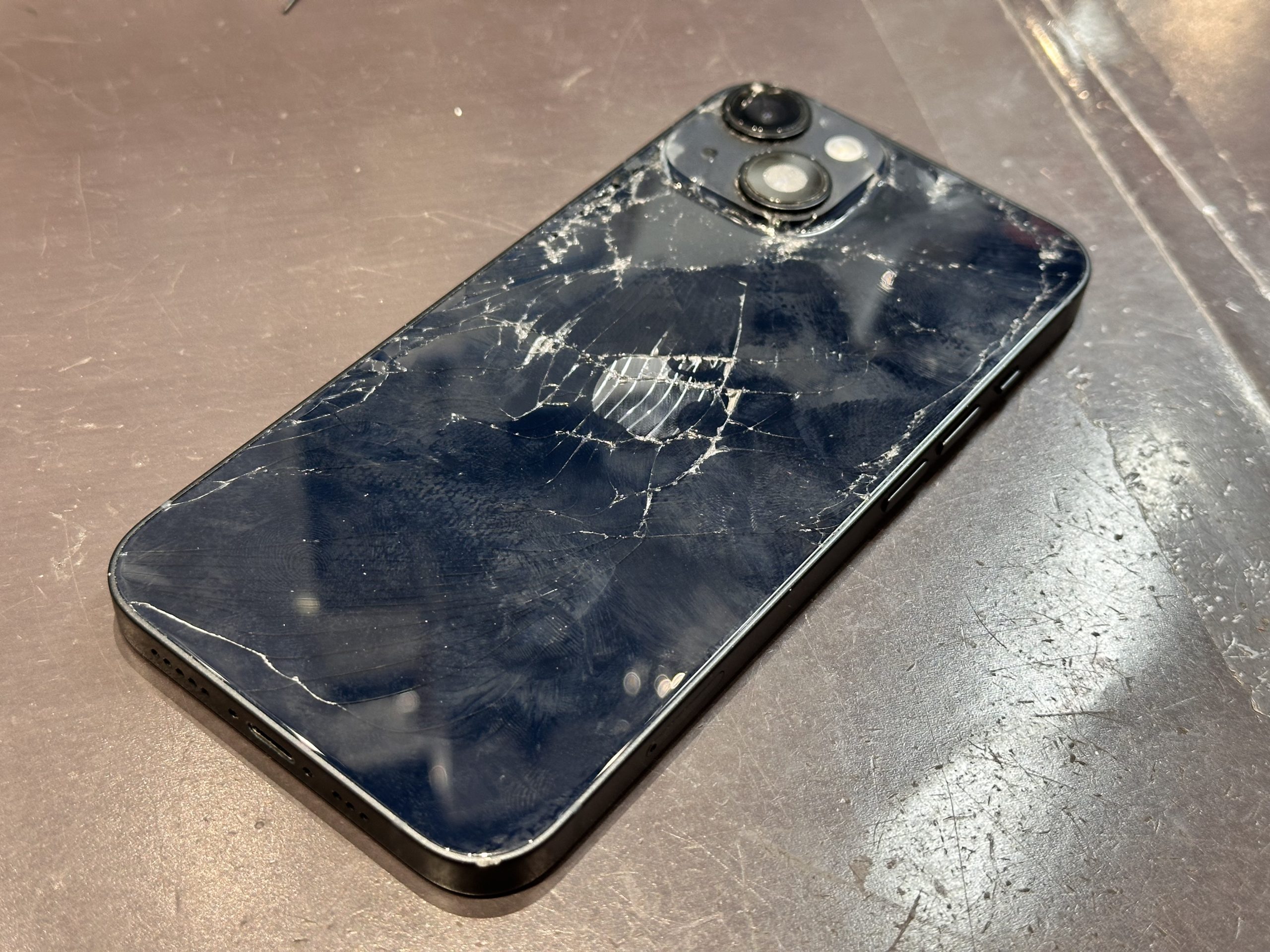 甲子園店】iPhone14の背面割れ修理【西宮市からご来店】 | iPhone修理